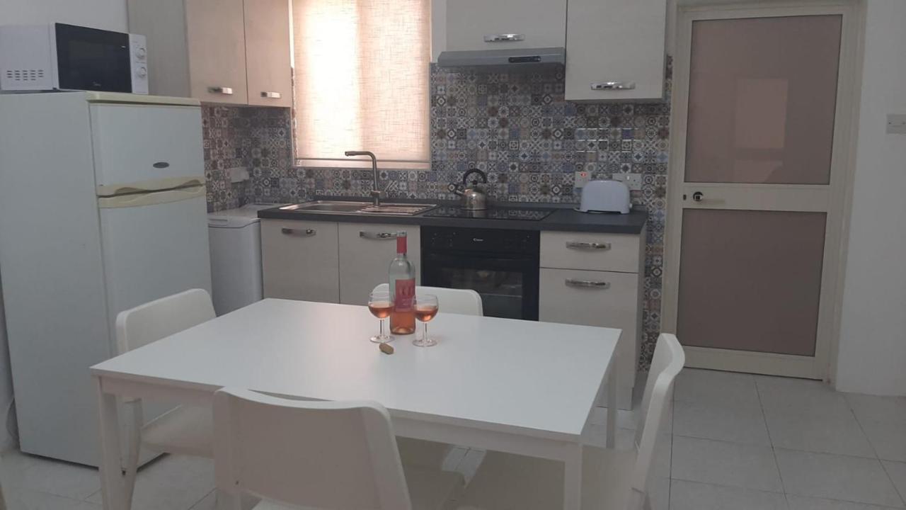 Your Basic Lodging Gozo Marsalforn Exterior foto